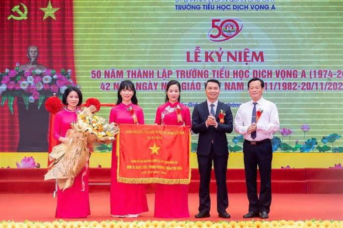 Trường Tiểu học Dịch Vọng A đón nhận Cờ thi đua của Chính phủ