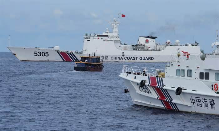 Hải cảnh Trung Quốc bị tố va chạm tàu tiếp vận Philippines