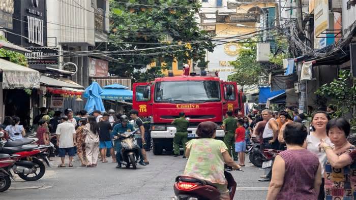 Cháy nhà ở TPHCM, người dân lao vào cứu bé trai 10 tuổi