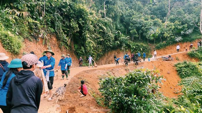 Thanh niên Yên Bái băng núi mở rộng đường giao thông nông thôn