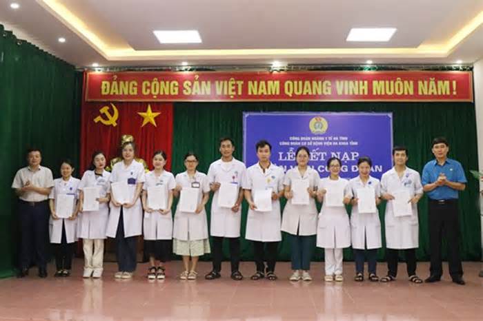 Công đoàn Bệnh viện Đa khoa tỉnh Hà Tĩnh kết nạp thêm 44 đoàn viên