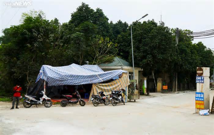 Hà Nội: Người dân dựng lều ngăn xe chở rác vào bãi Xuân Sơn
