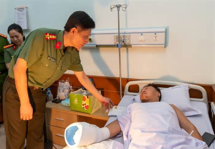 Thăm hỏi thiếu tá Công an bị thương khi đang làm nhiệm vụ ở Hải Phòng