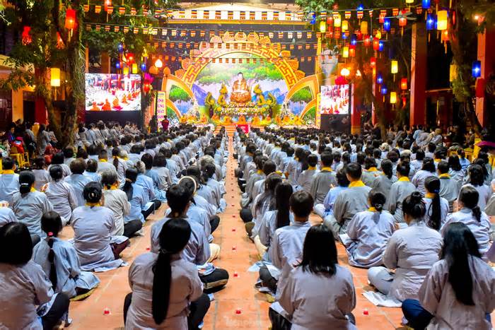 Lung linh đêm hội hoa đăng kính mừng ngày Đức Thích Ca thành đạo tại chùa Bằng