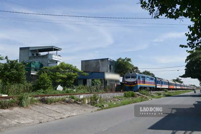 Nguy hiểm rình rập từ những lối đi tự mở qua đường sắt ở Ninh Bình