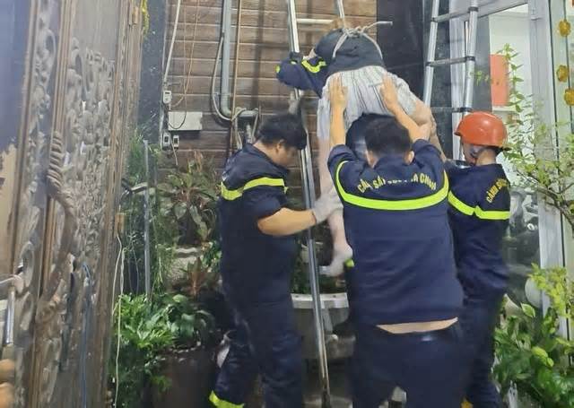 Cảnh sát dùng thang cứu người phụ nữ rơi từ tầng cao xuống ở TPHCM