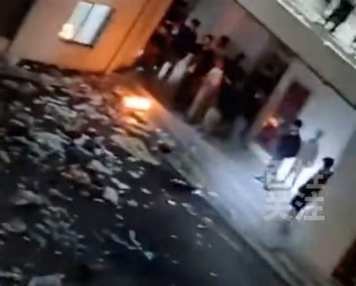 Trường bỏ ổ cắm ngăn chơi điện thoại, sinh viên ở Trung Quốc giận dữ