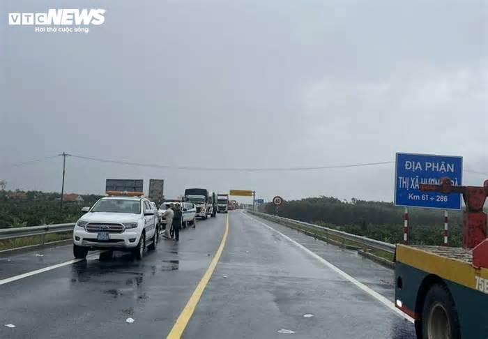 Hiện trường 2 xe đầu kéo tông trực diện trên cao tốc Cam Lộ-La Sơn, 1 người chết