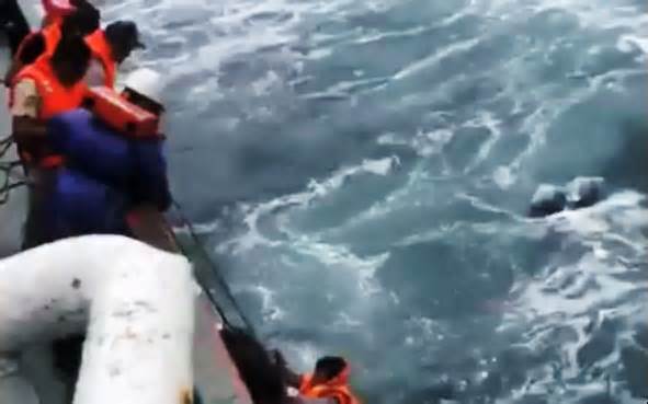 2 thuyền viên tàu Gia Bảo 19 mất tích trên biển được cứu sống