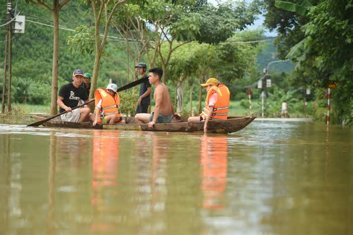 Nước sông Cu Đê dâng cao, xã miền núi Đà Nẵng ngập lụt