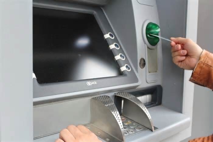 Thiếu tiền, người đàn ông đánh lừa máy ATM và cái kết bi hài