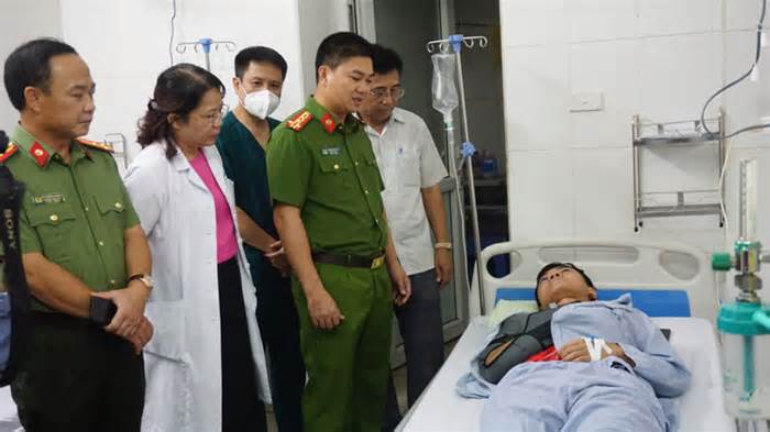 Ban Giám đốc Công an Hà Nội thăm hỏi cán bộ bị thương trong vụ cháy ở phố Khâm Thiên