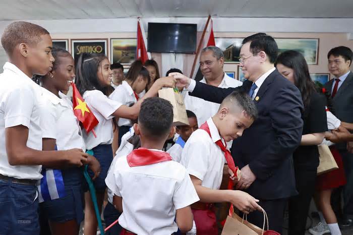 Chủ tịch QH thăm Trường phổ thông đặc biệt hữu nghị Cuba-Việt Nam