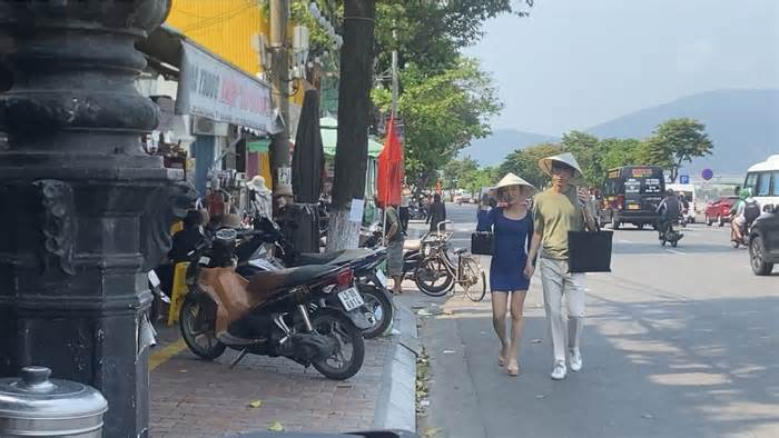 Đà Nẵng: Giao thông lộn xộn vì thiếu bãi đỗ xe trên đường Bạch Đằng