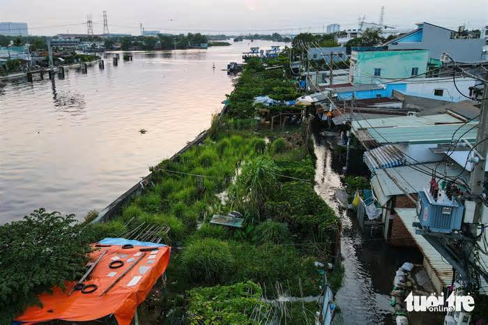 Triều cường rằm tháng 10 tràn bờ, dân TP.HCM đắp bao chống ngập