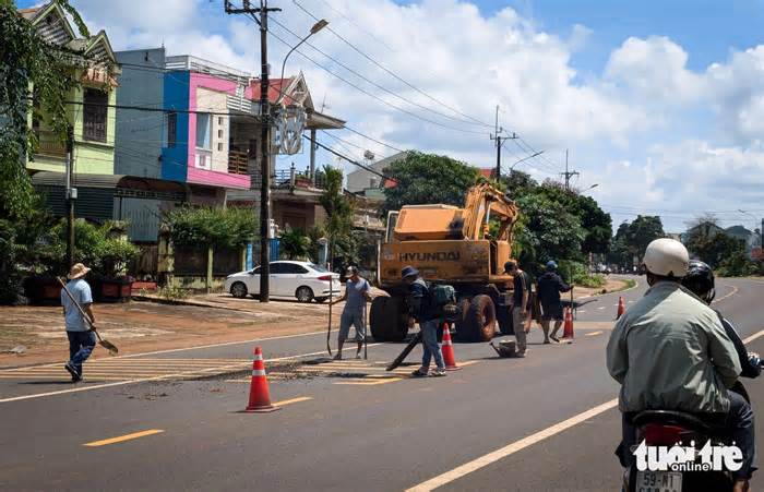 Quốc lộ 19 vừa làm đã hỏng nhiều nơi, nhà thầu nói đã sửa chữa xong