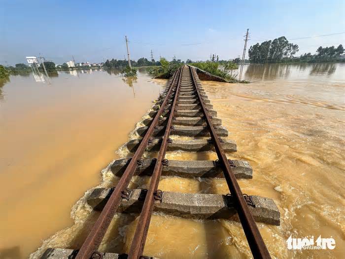 Hiện trường vụ nền đường tàu bị xói lở, lũ tràn vào làm nhiều nhà dân Hà Nội bị ngập sâu