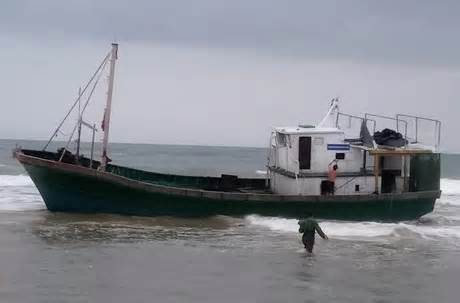 Tin tức 24h: Tàu không người lái trôi vào bờ biển Quảng Trị lúc rạng sáng