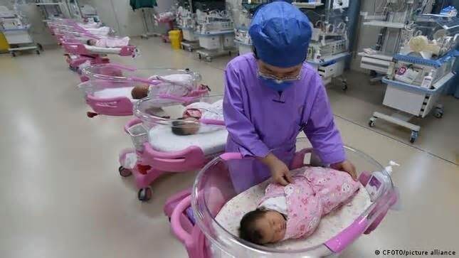 Trung Quốc: Đề xuất trợ cấp thai sản cho sinh viên