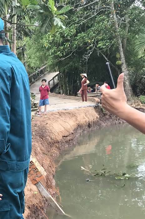 Liên tiếp sạt lở trong đêm, chia cắt đường giao thông ở Hậu Giang