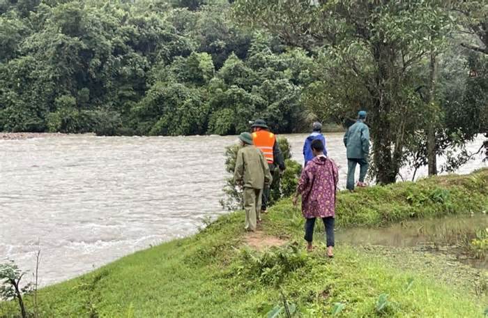 Tìm kiếm 3 người dân ở Quảng Trị mất tích trong đợt mưa lũ