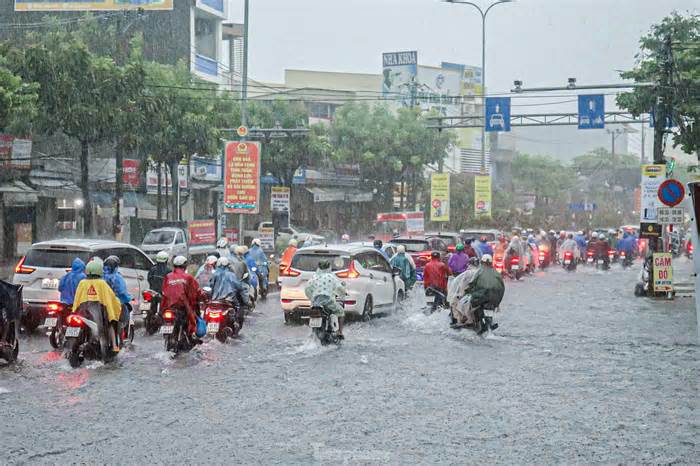 Nhiều tuyến phố Đà Nẵng ngập sâu tới nửa bánh xe