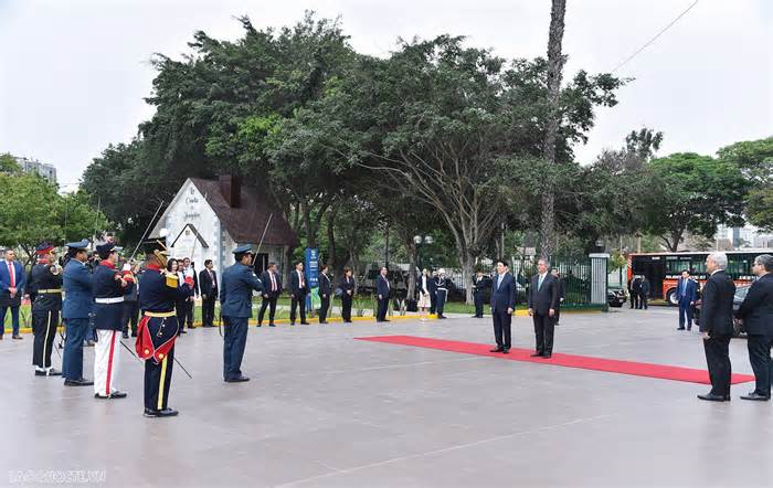 Những hình ảnh Chủ tịch nước Lương Cường đặt vòng hoa tại Đài tưởng niệm các Anh hùng dân tộc và tiền nhân nền Độc lập Peru