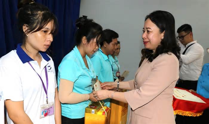 Phó Chủ tịch nước Võ Thị Ánh Xuân trao quà cho công nhân Bình Dương