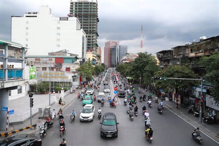 Hà Nội: Cận cảnh giao thông tại cầu vượt chữ C vào giờ cao điểm