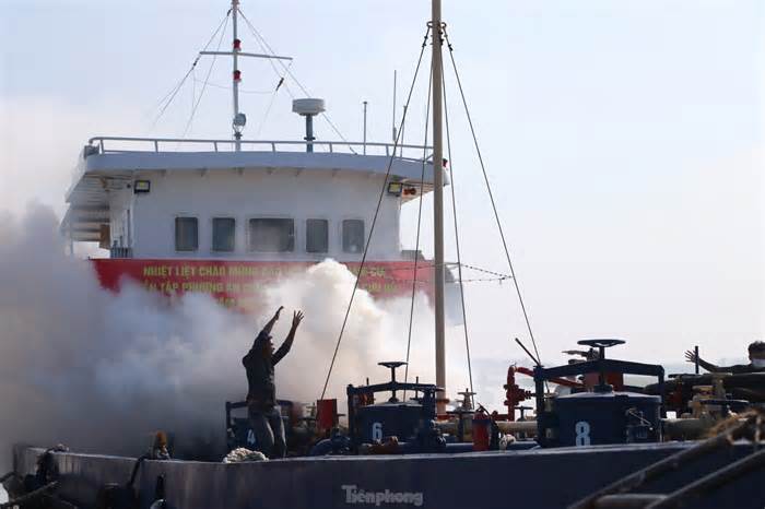 Cảnh sát diễn tập chữa cháy và cứu hộ tại cảng xăng dầu và bệnh viện