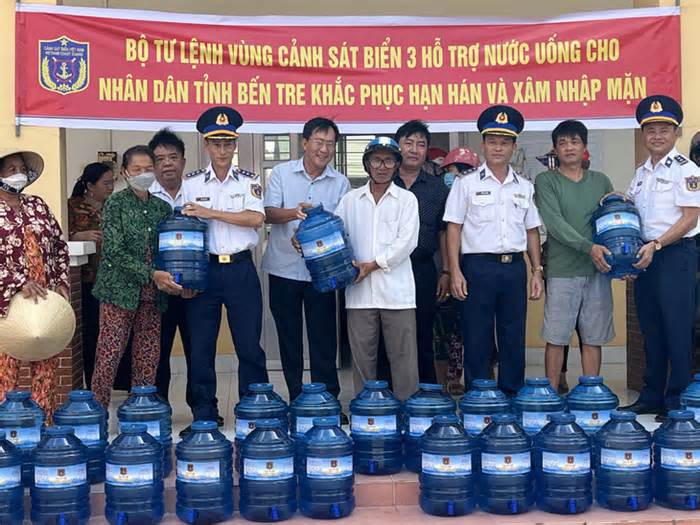 Bộ Tư lệnh Vùng Cảnh sát biển 3 tặng 1.000 bình nước cho bà con Bến Tre