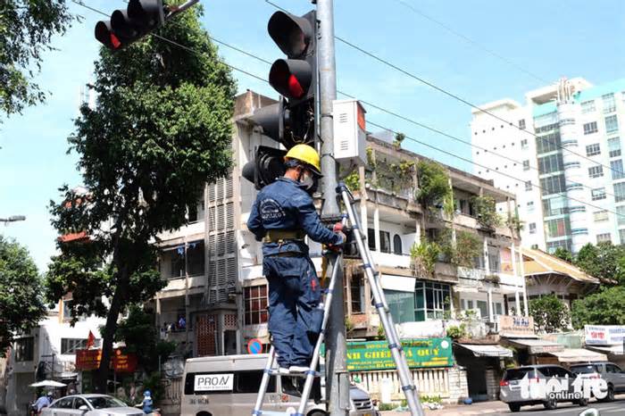 Chủ tịch TP.HCM đề nghị nghiên cứu cho rẽ phải liên tục tại các ngã ba đủ điều kiện