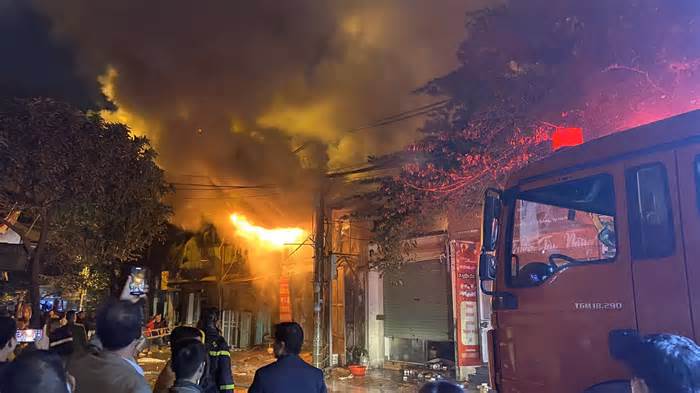Hà Nội: Một nhà dân bốc cháy dữ dội trong đêm