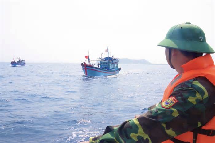 Tàu kéo và sà lan chìm gần đảo Lý Sơn làm 4 người chết: dừng tìm kiếm 5 ngư dân mất tích