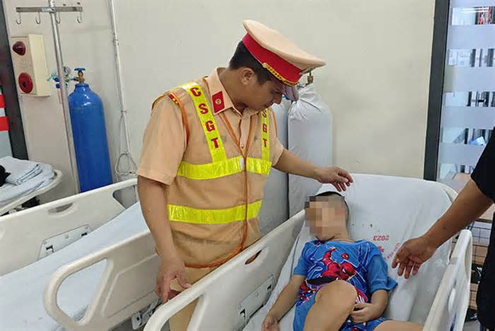 Đại úy Cảnh sát giao thông cứu bé trai bị co giật