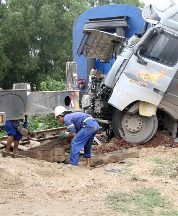 Đường sắt Bắc-Nam tê liệt hơn 3 giờ sau vụ tai nạn ở Nghệ An