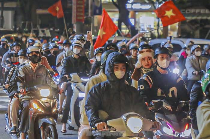 Hàng nghìn người dân Đà Nẵng đổ ra đường ăn mừng Việt Nam chiến thắng