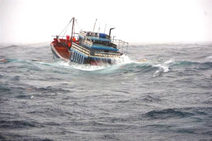 Áp thấp mạnh thành bão, mọi biện pháp đưa tàu thuyền thoát khỏi khu vực nguy hiểm