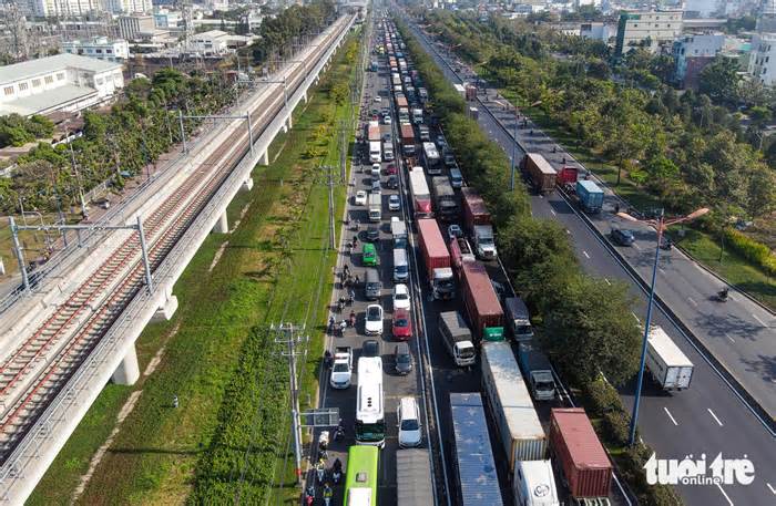 Kẹt xe đường Võ Nguyên giáp và quanh cảng Trường Thọ cứ đến hẹn lại lên