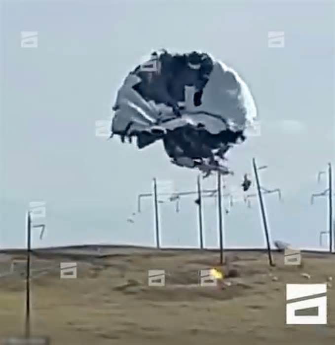 Khoảnh khắc khinh khí cầu bị vướng vào đường dây điện khiến 3 người tử vong