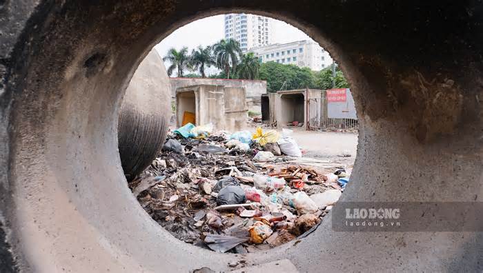 Cận cảnh những 'núi' rác thải khổng lồ tại con đường nghìn tỉ của Thủ đô