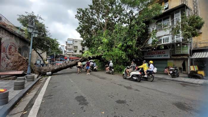 Cảnh báo 10 quận nội thành Hà Nội có nguy cơ ngập, ùn tắc cục bộ