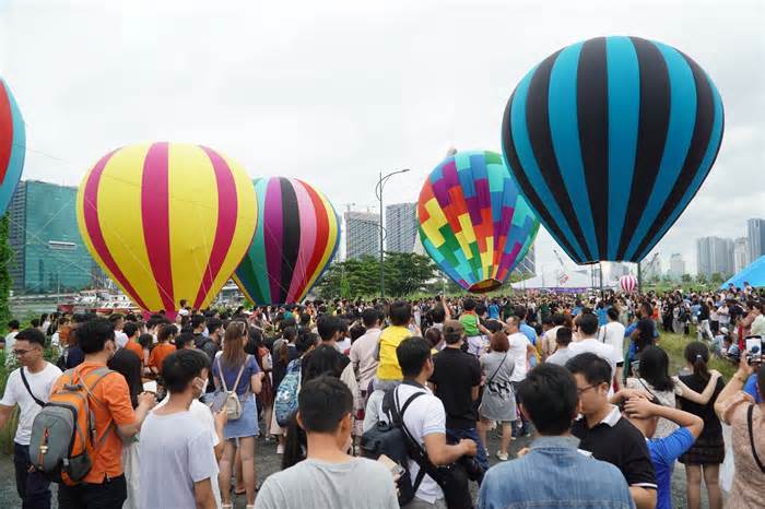 Hàng nghìn người dân háo hức check-in cùng khinh khí cầu tại TPHCM