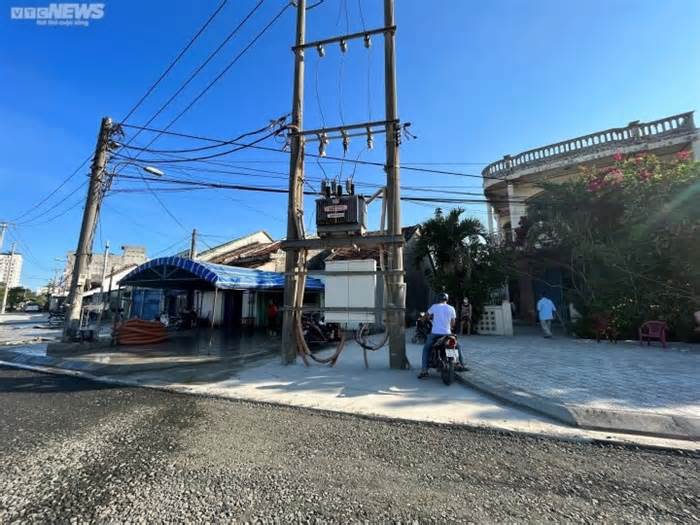 Phú Yên: Trụ điện ‘mọc’ giữa đường, người dân không có lối đi