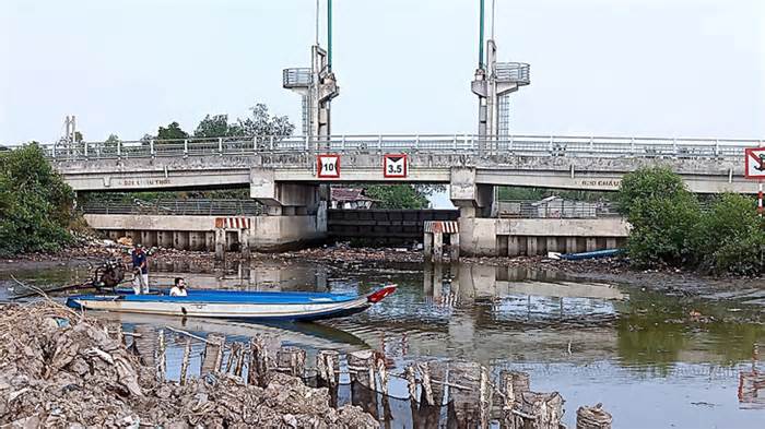 Cống ngăn hạn mặn ở Kiên Giang: Làm ồ ạt rồi 'đắp chiếu'