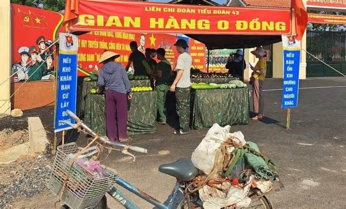 Bộ đội tăng gia sản xuất rồi làm gian hàng 0 đồng tặng cho người dân