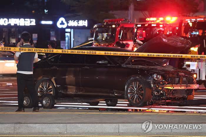 Ô tô mất lái lao vào người đi bộ ở Seoul, ít nhất 9 người chết