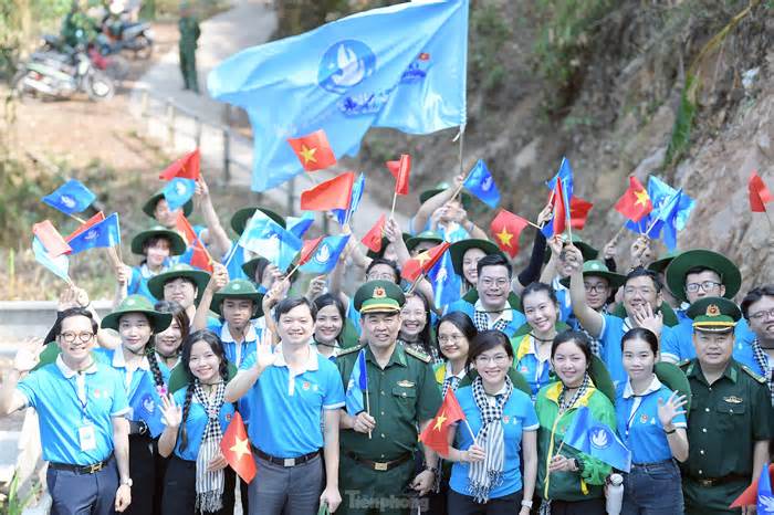 Thiêng liêng lễ chào cờ, hát quốc ca tại A Pa Chải - điểm cực Tây của Tổ quốc