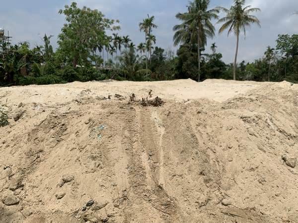 Dân Quảng Ngãi ngăn chặn nạo vét cát vì sợ gây sạt lở nhà cửa, đất đai