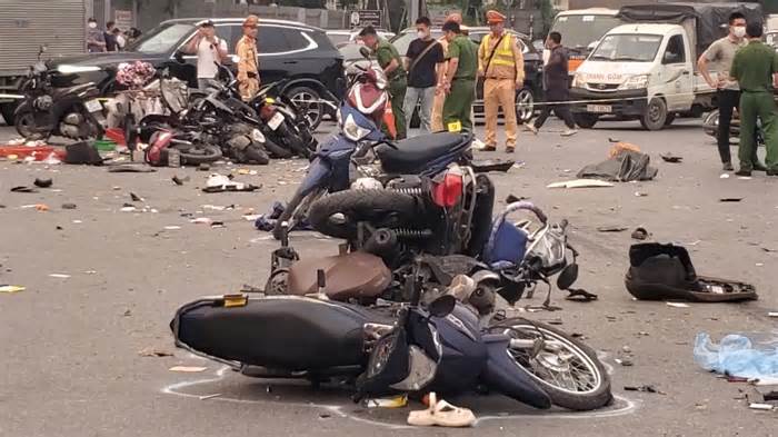 Vụ ôtô đâm 17 xe máy ở Hà Nội: Người chứng kiến kể về thời khắc kinh hoàng
